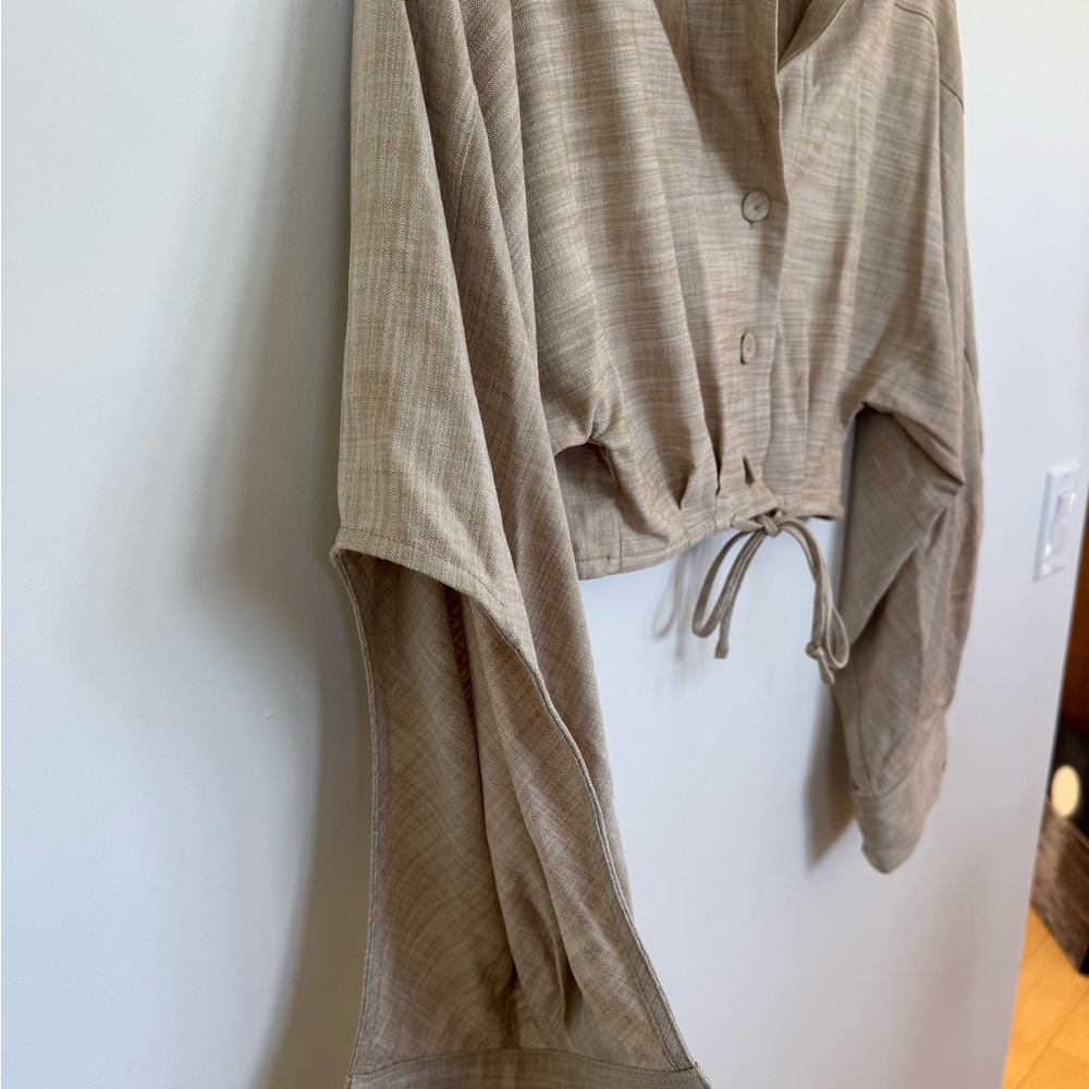Hot little blouse! - Picture 6 of 8